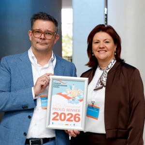 Michel Ruigendijk and Claudia Horsten van de Noort receiving the award at OHMF
